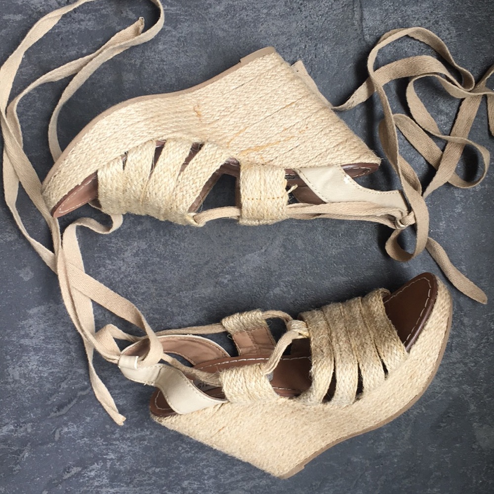 STEVE MADDEN LACE UP WOVEN STRAW WEDGES